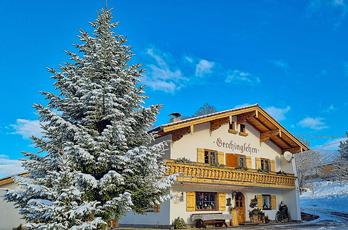 Gästehaus Grechinglehen am Obersalzberg. Garniert wird ein Skitag am Rossfeld mit einem Panoramablick auf den Watzmann und die Berchtesgadener Alpen, auf das österreichische Dachstein- und Tennengebirge sowie ins Salzachtal bis nach Salzburg. Gemeinsam mi