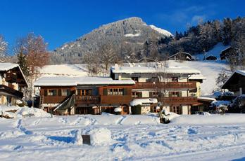 Von der Jenner-Bergstation (1.800 m) aus führt ein gut ausgebauter Wanderweg hinauf zum Jenner-Gipfel. Nach einem ca. 15-minütigen Fußmarsch von der Bergstation zum Gipfel erreicht man die Aussichtsplattform.