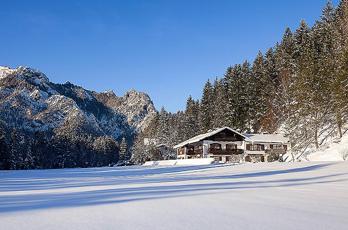 Die Burg mit ihren 1.051 Metern ist der Mittelpunkt eines Burghausen-Besuches. Scheinbar endlos reihen sich die Zinnen und Türme über einen schmalen Bergrücken aneinander. Zu Füßen der mächtigen Festung schmiegen sich die zauberhaften Plätze und Gässchen 
