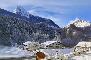 Komfortable bis exklusive Zwei- bzw. Dreibettzimmer mit 18 - 25 qm, Sat-TV, Bad, Dusche und WC umgeben von herrlichem Ambiente.