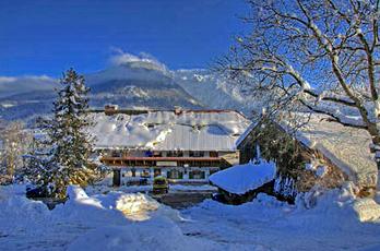 Unser Gasthof mit 8 Gästezimmern liegt in ruhiger, sonniger Südhanglage mit unverbautem, traumhaftem Blick auf die Berchtesgadener Alpen